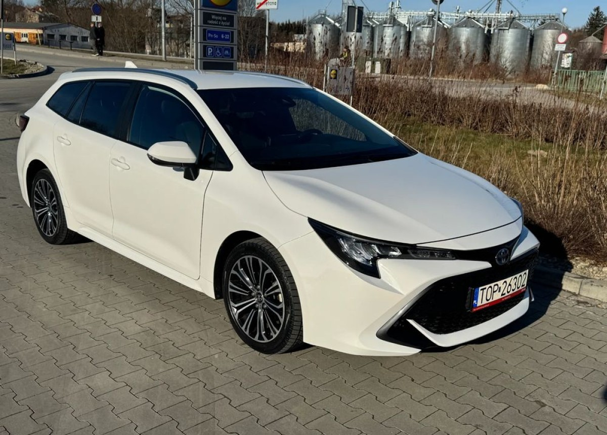 Toyota Corolla 1.8 Hybrid Active Niski przebieg LED FV23 W SUPER STANIE - Автомобил: слика 1 Toyota Corolla 1.8 Hybrid Active Niski przebieg LED FV23 W SUPER STANIE - Автомобил: слика 1