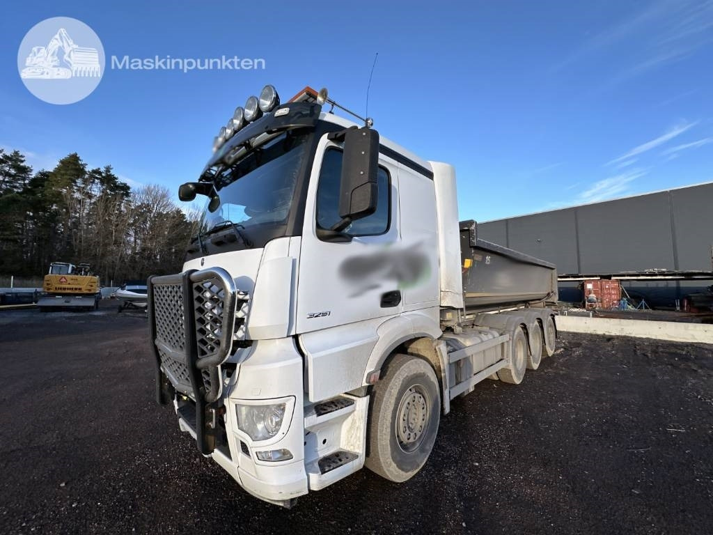 Mercedes-Benz Arocs 3251 - Камион со кука за подигање: слика 2 Mercedes-Benz Arocs 3251 - Камион со кука за подигање: слика 2