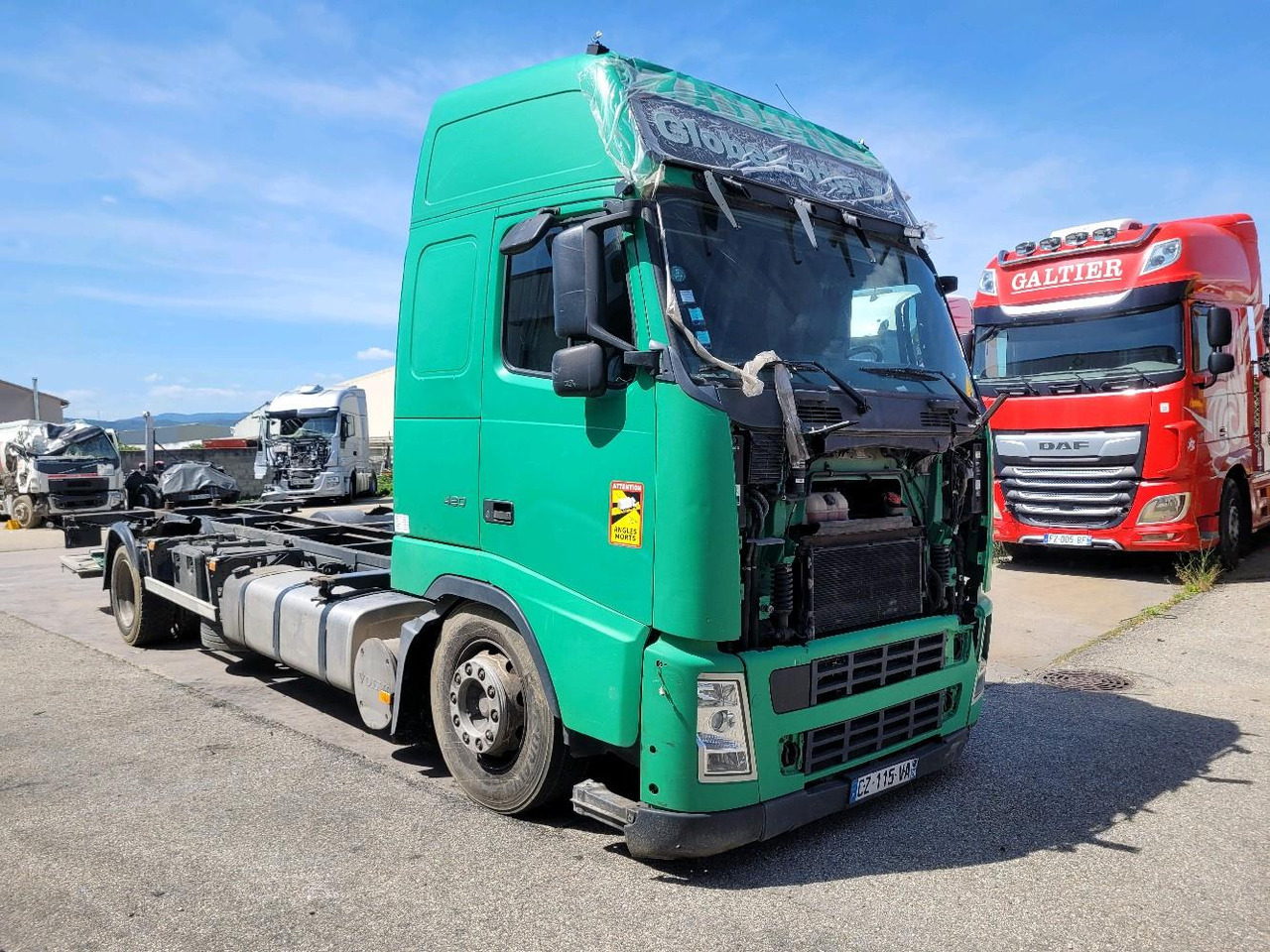 VOLVO FH12 420 GLOBETROTTER - Транспортер на контејнер/ Камион со променливо тело: слика 1 VOLVO FH12 420 GLOBETROTTER - Транспортер на контејнер/ Камион со променливо тело: слика 1