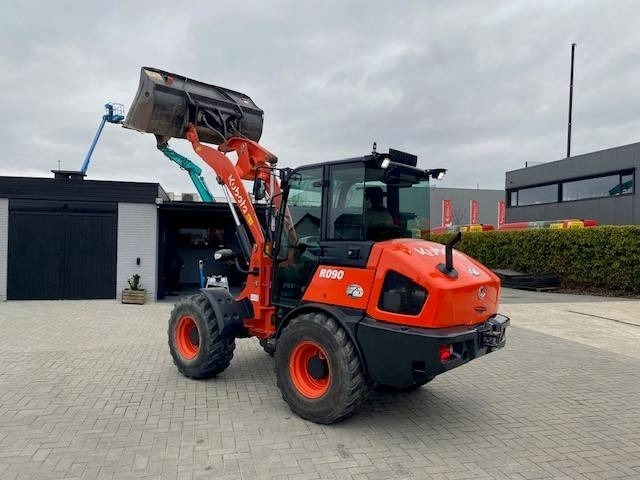 Kubota R 090 - Натоварувач на тркала: слика 1 Kubota R 090 - Натоварувач на тркала: слика 1