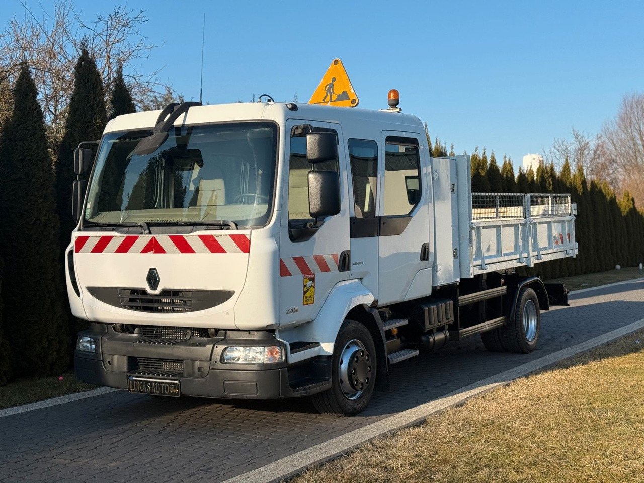 Renault MIDLUM 220 12 T TIPPER 6 SEATS TOOL BOX - Кипер: слика 2 Renault MIDLUM 220 12 T TIPPER 6 SEATS TOOL BOX - Кипер: слика 2