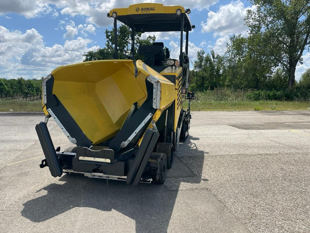 BOMAG IT BF 300 P-2 S340-2 TV Stage IIIb/Tier 4f - Асфалтен поплочувач: слика 1 BOMAG IT BF 300 P-2 S340-2 TV Stage IIIb/Tier 4f - Асфалтен поплочувач: слика 1