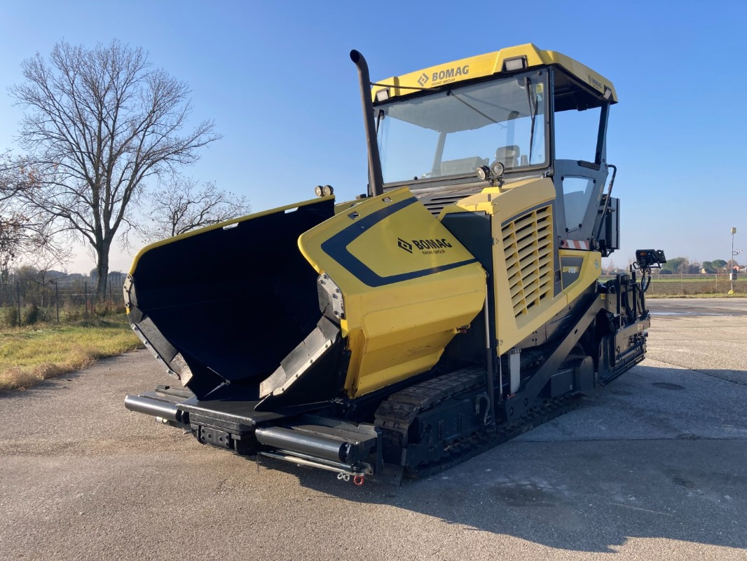 BOMAG IT BF 700 C-2 S500 Stage IV/Tier 4f - Асфалтен поплочувач: слика 1 BOMAG IT BF 700 C-2 S500 Stage IV/Tier 4f - Асфалтен поплочувач: слика 1
