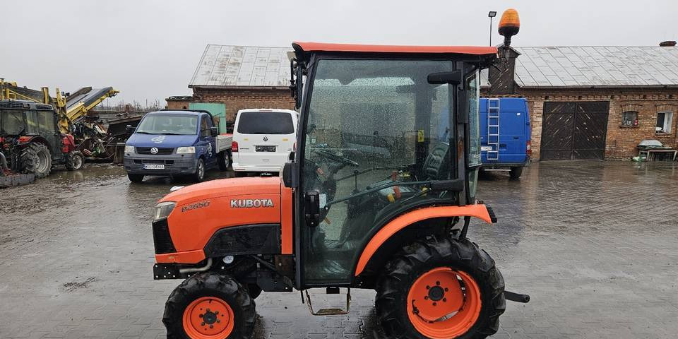 Ciągnik Kubota B2650 4x4 klima 26 KM hydrostat - Трактор: слика 1 Ciągnik Kubota B2650 4x4 klima 26 KM hydrostat - Трактор: слика 1