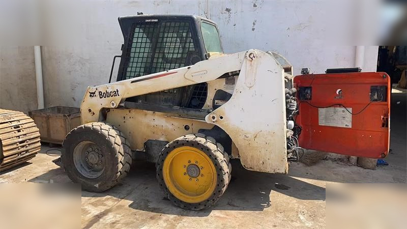 BOBCAT S220 - Компактен натоварувач: слика 1 BOBCAT S220 - Компактен натоварувач: слика 1