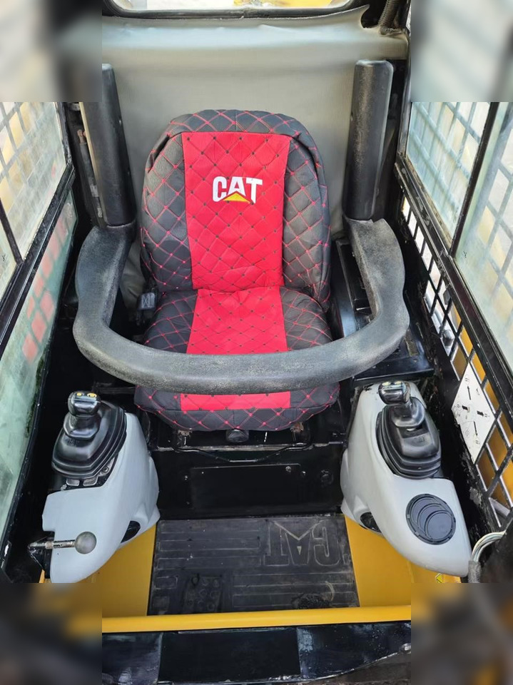 CATERPILLAR 226B - Компактен натоварувач: слика 2 CATERPILLAR 226B - Компактен натоварувач: слика 2