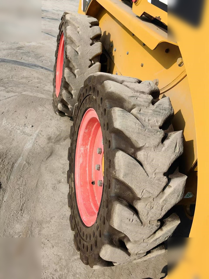 CATERPILLAR 226B - Компактен натоварувач: слика 4 CATERPILLAR 226B - Компактен натоварувач: слика 4