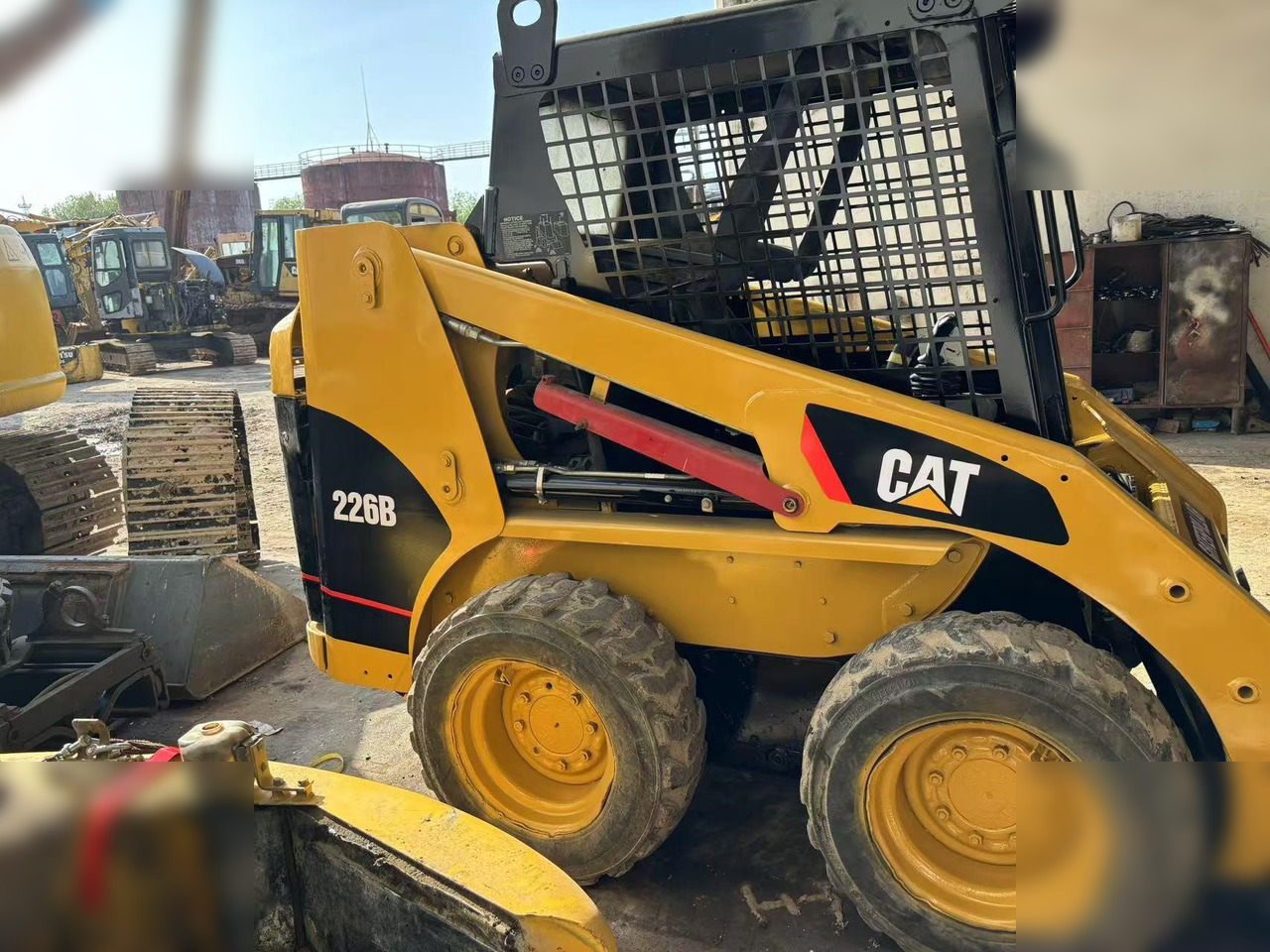 CATERPILLAR 226B - Компактен натоварувач: слика 2 CATERPILLAR 226B - Компактен натоварувач: слика 2