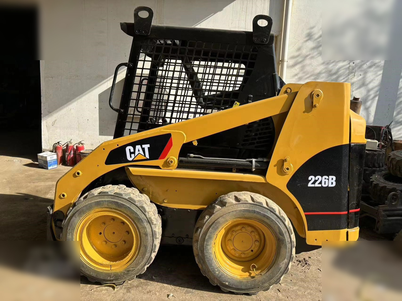 CATERPILLAR 226B - Компактен натоварувач: слика 1 CATERPILLAR 226B - Компактен натоварувач: слика 1