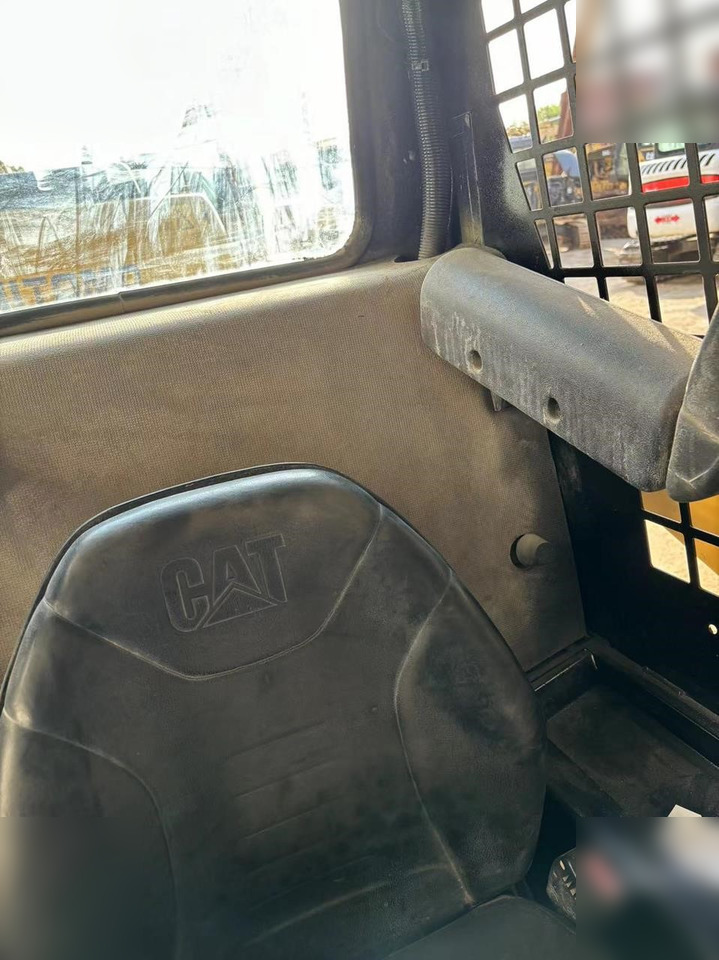 CATERPILLAR 226B - Компактен натоварувач: слика 4 CATERPILLAR 226B - Компактен натоварувач: слика 4