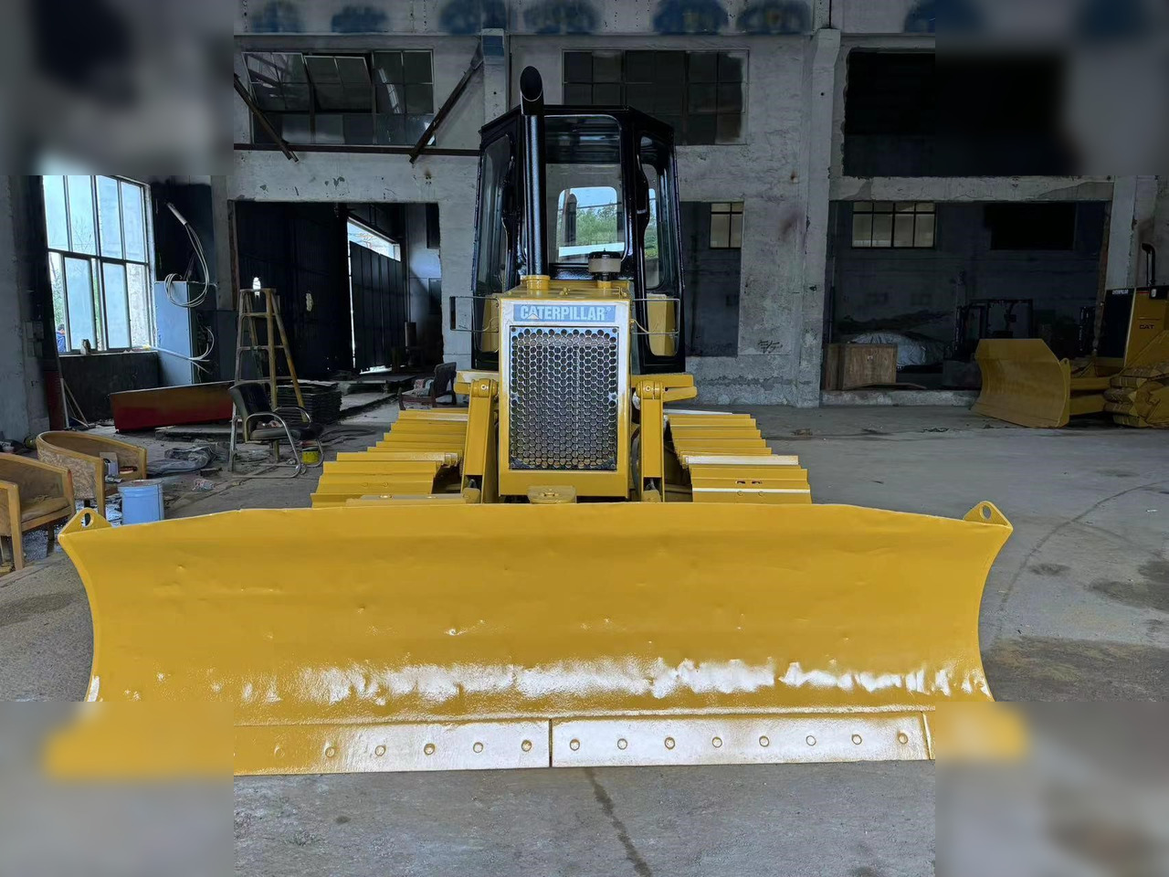 CATERPILLAR D4C - Булдожер: слика 2 CATERPILLAR D4C - Булдожер: слика 2