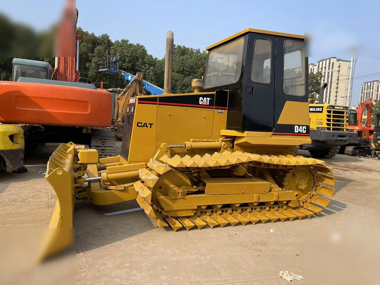 CATERPILLAR D4C - Булдожер: слика 1 CATERPILLAR D4C - Булдожер: слика 1