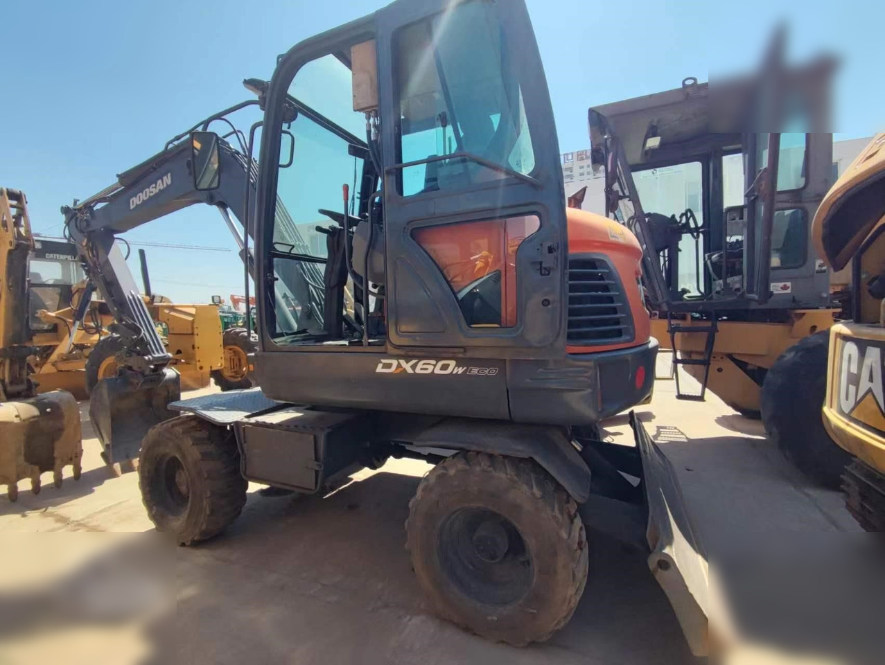 DOOSAN DX60W ECO - Багер на тркала: слика 1 DOOSAN DX60W ECO - Багер на тркала: слика 1
