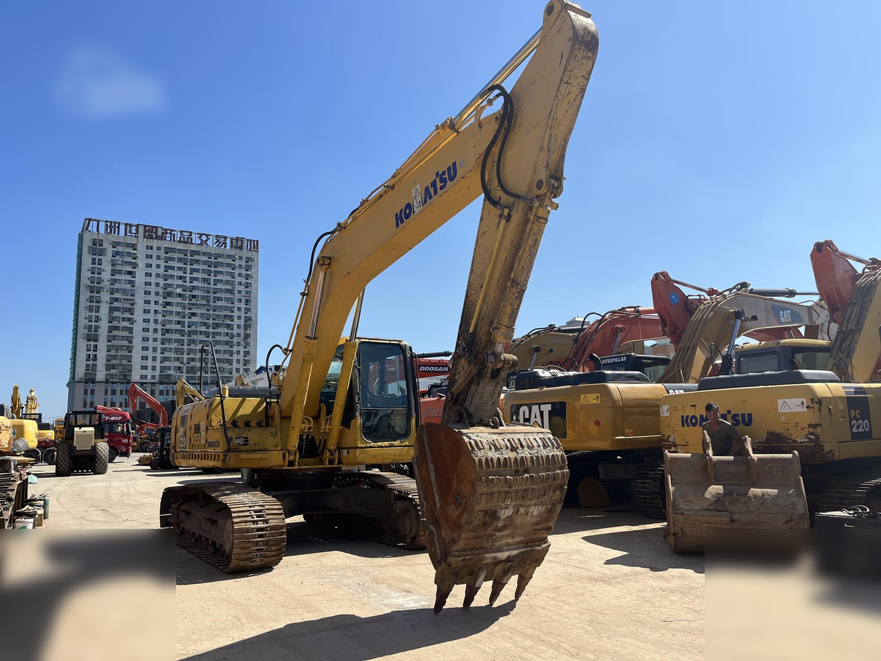 KOMATSU PC220-7 - Багер гасеничар: слика 1 KOMATSU PC220-7 - Багер гасеничар: слика 1