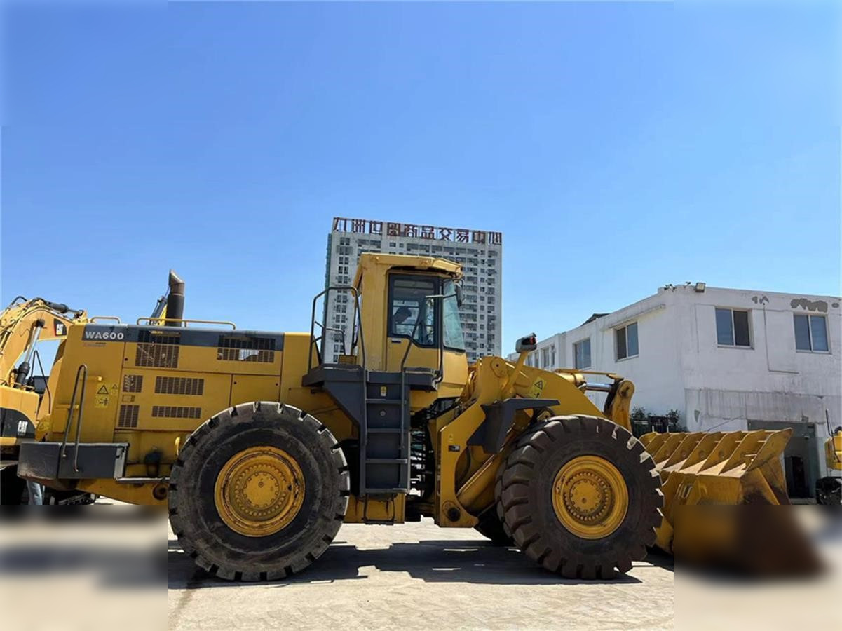 KOMATSU WA600-3 - Натоварувач на тркала: слика 2 KOMATSU WA600-3 - Натоварувач на тркала: слика 2