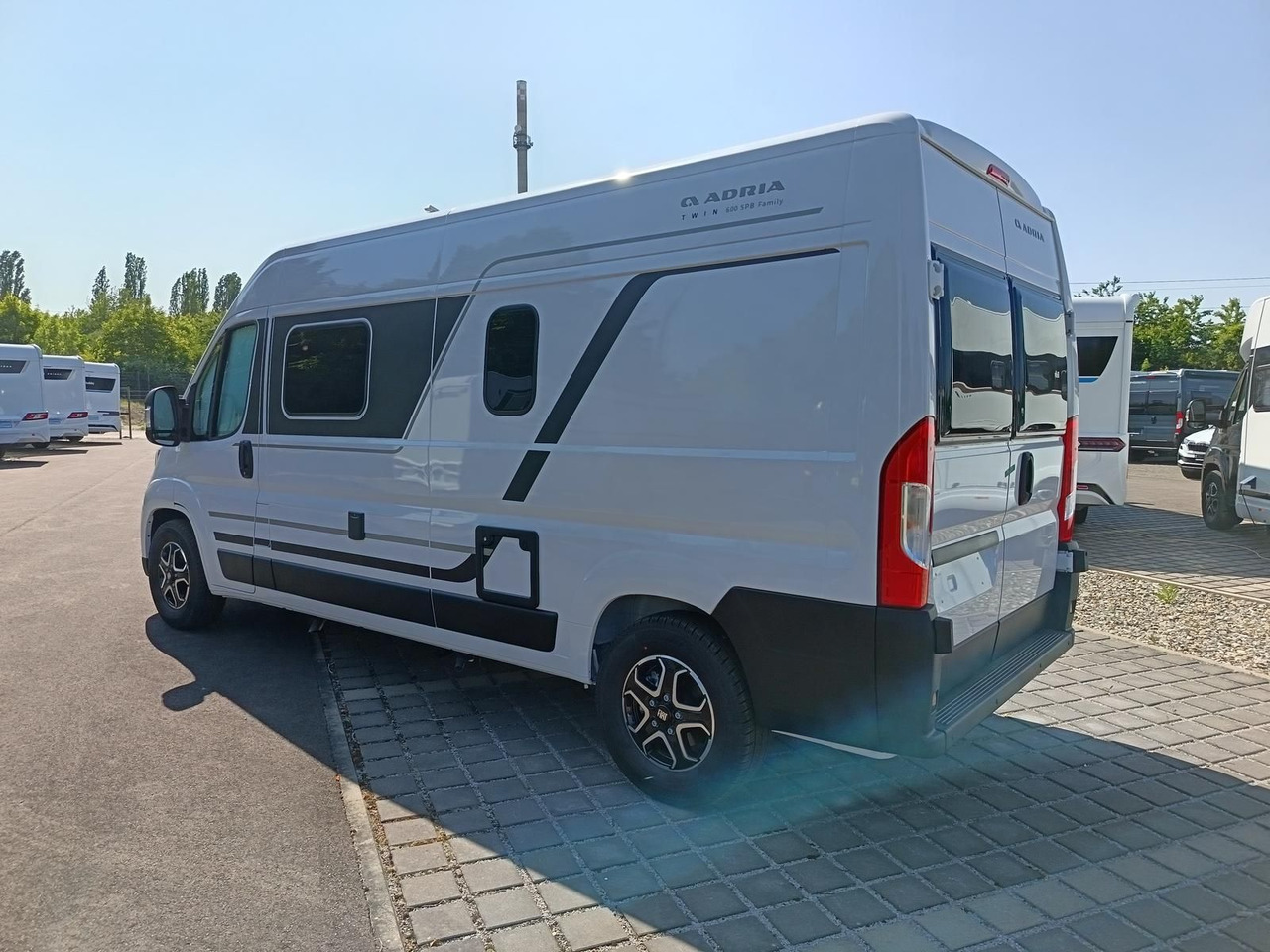 Adria Twin Twin 600 SPB Family*SAFETY+STYLE*DAB*SOFORT - Кампер комбе: слика 4 Adria Twin Twin 600 SPB Family*SAFETY+STYLE*DAB*SOFORT - Кампер комбе: слика 4