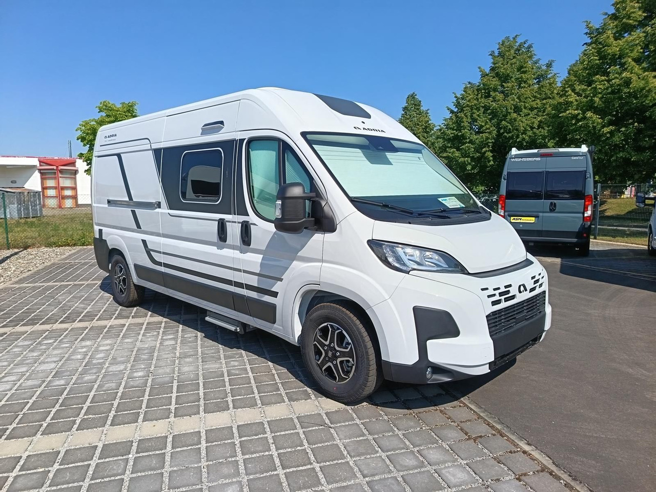 Adria Twin Twin 600 SPB Family*SAFETY+STYLE*DAB*SOFORT - Кампер комбе: слика 2 Adria Twin Twin 600 SPB Family*SAFETY+STYLE*DAB*SOFORT - Кампер комбе: слика 2