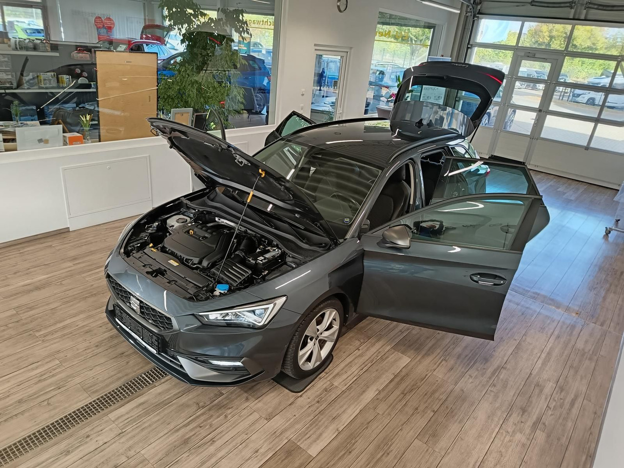 Seat Leon Sportstourer 1,5TSI FR*NAVI*LED*SOUND*R-KAM - Караван: слика 2 Seat Leon Sportstourer 1,5TSI FR*NAVI*LED*SOUND*R-KAM - Караван: слика 2