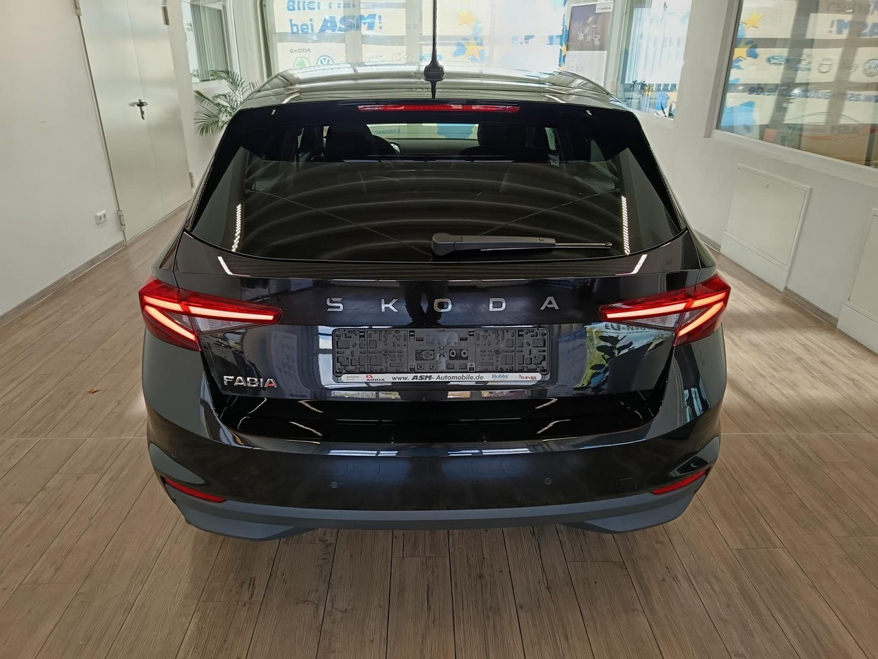 Skoda Fabia 130 Jahre 1,0TSI DSG*AHK-VORBER.*LED*R-KAM - Седан: слика 5 Skoda Fabia 130 Jahre 1,0TSI DSG*AHK-VORBER.*LED*R-KAM - Седан: слика 5