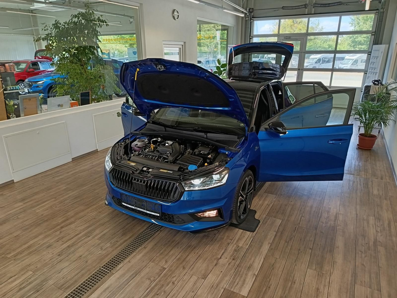 Skoda Fabia Monte Carlo 110 kW DSG*LED*ACC*R-KAM*KESSY - Седан: слика 2 Skoda Fabia Monte Carlo 110 kW DSG*LED*ACC*R-KAM*KESSY - Седан: слика 2