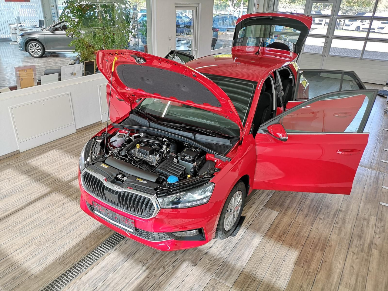 Skoda Fabia Selection 1,0TSIDSG+AHK-VORBER+LED+DAB+SHZ - Седан: слика 5 Skoda Fabia Selection 1,0TSIDSG+AHK-VORBER+LED+DAB+SHZ - Седан: слика 5
