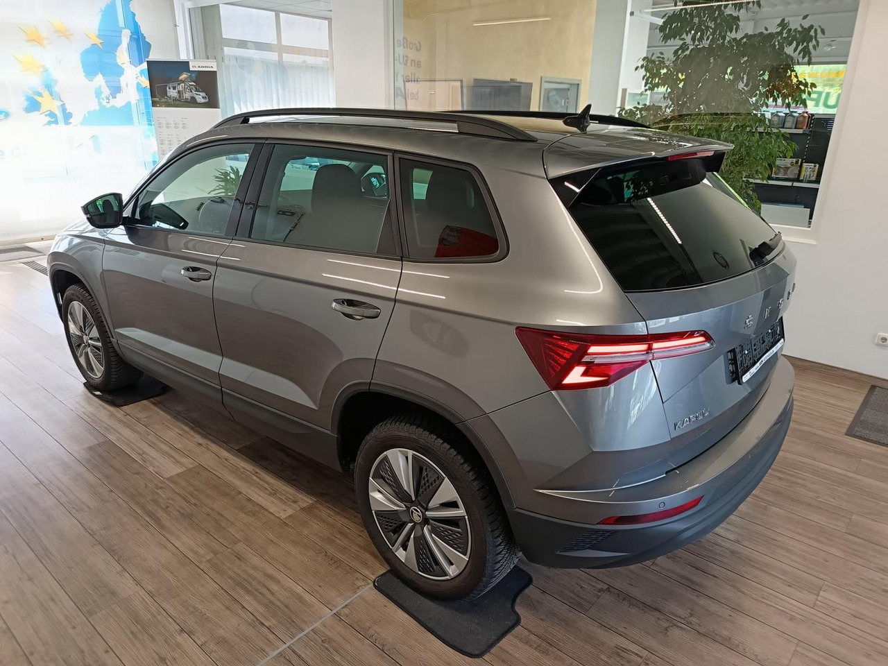 Skoda Karoq Style 1,5TSI DSG*AHK-VORBER*NAVI*LED*R-KAM - SUV: слика 4 Skoda Karoq Style 1,5TSI DSG*AHK-VORBER*NAVI*LED*R-KAM - SUV: слика 4