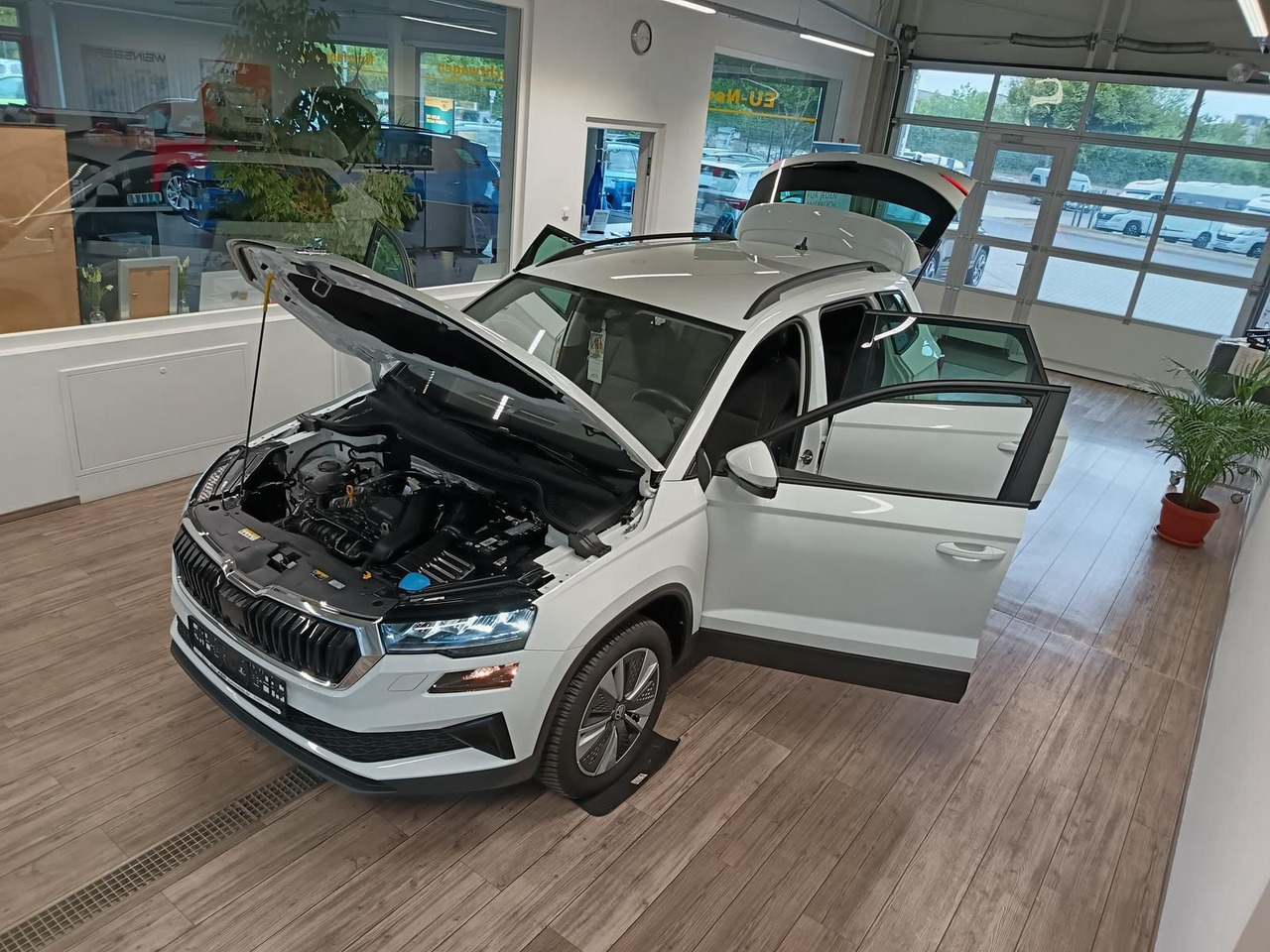 Skoda Karoq Style 1,5TSI DSG*AHK-VORBER*NAVI*LED*R-KAM - SUV: слика 2 Skoda Karoq Style 1,5TSI DSG*AHK-VORBER*NAVI*LED*R-KAM - SUV: слика 2