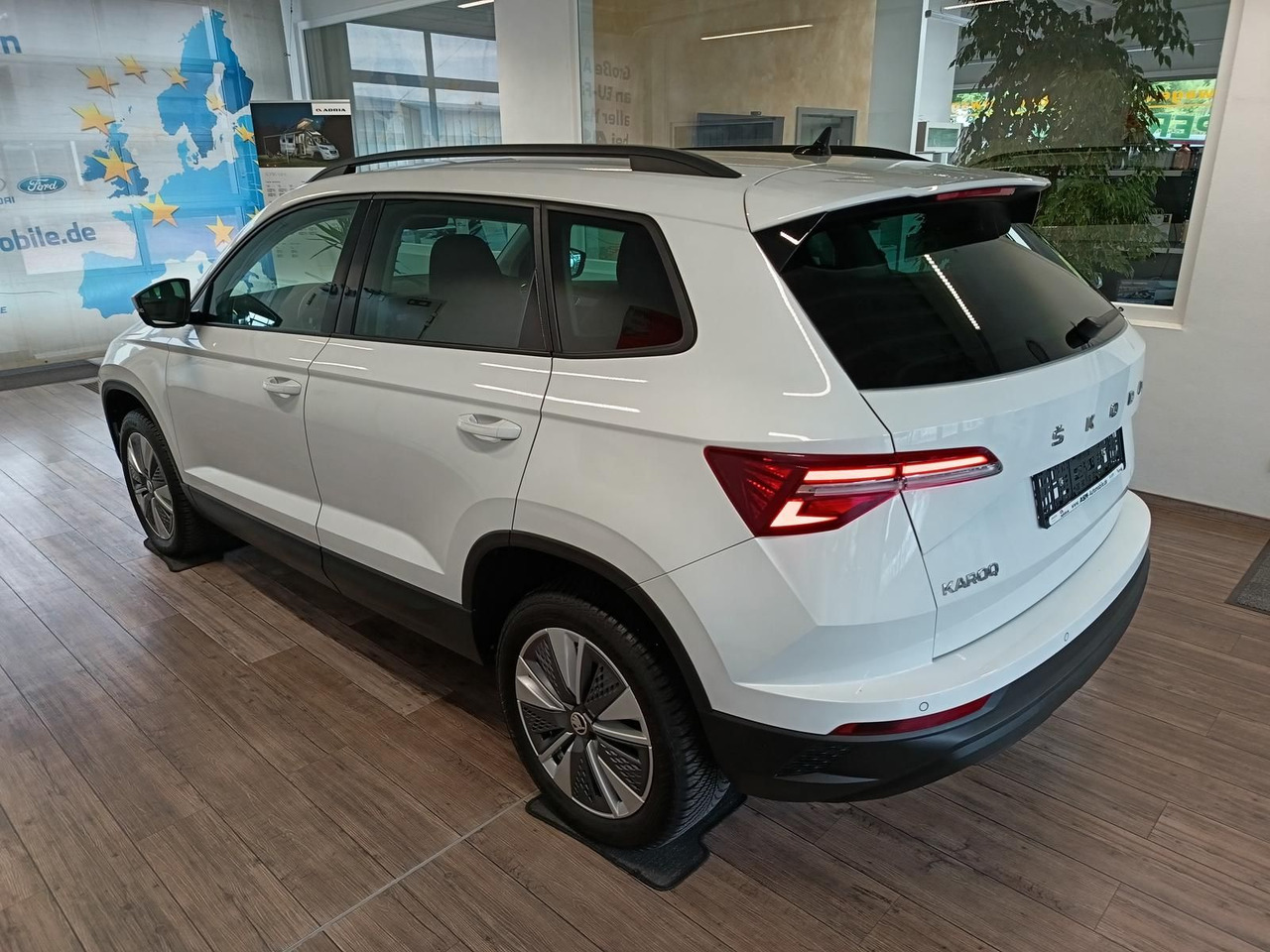Skoda Karoq Style 1,5TSI DSG*AHK-VORBER*NAVI*LED*R-KAM - SUV: слика 4 Skoda Karoq Style 1,5TSI DSG*AHK-VORBER*NAVI*LED*R-KAM - SUV: слика 4