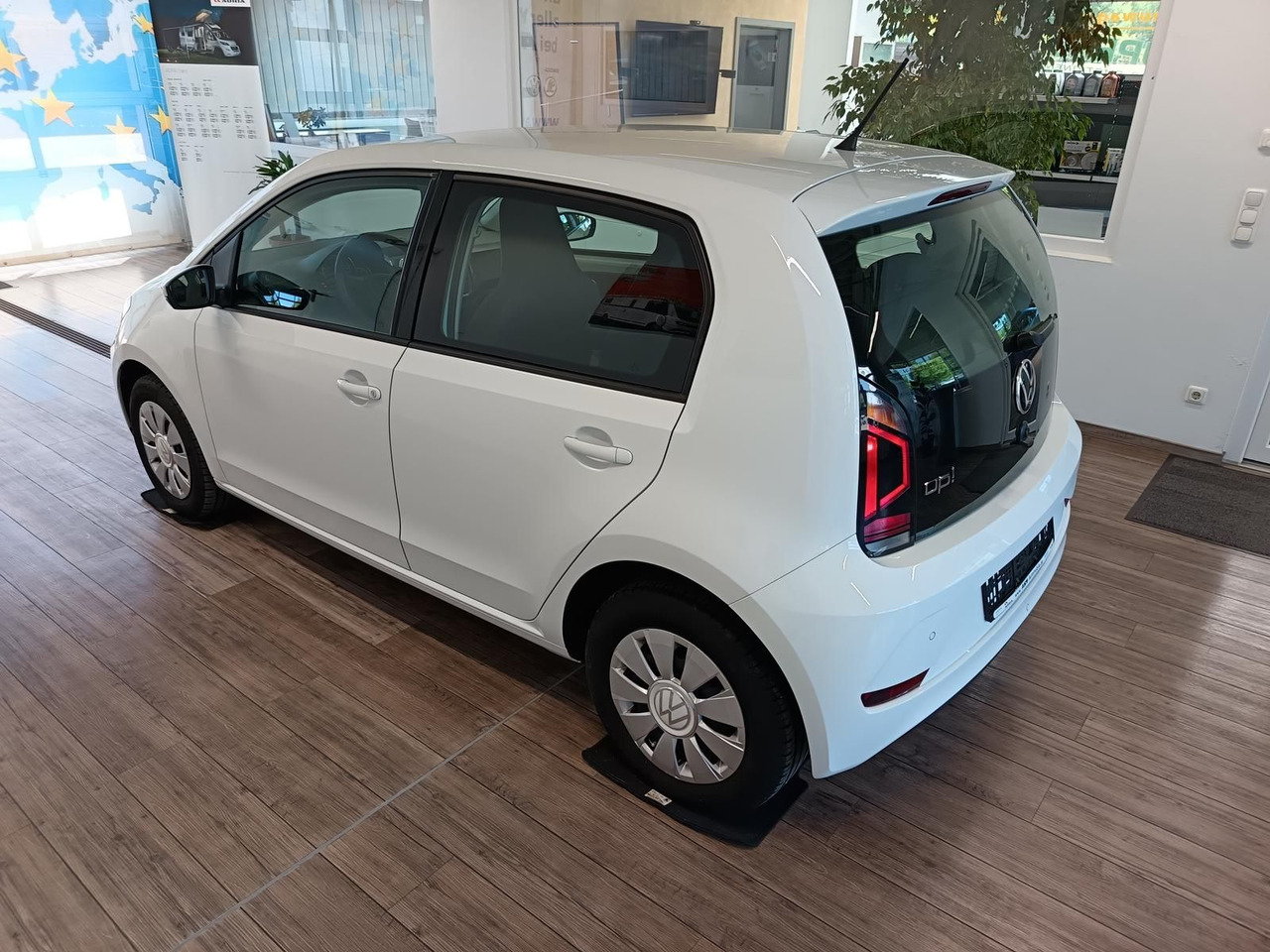 Volkswagen up! move up! 1.0*R-KAM*PDC*SHZ*MAPS+MORE*DAB*NSW - Автомобил: слика 4 Volkswagen up! move up! 1.0*R-KAM*PDC*SHZ*MAPS+MORE*DAB*NSW - Автомобил: слика 4