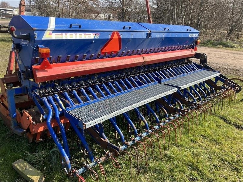 Kuhn HR 4002 Med Fiona Astra SR - Комбајнска семенска дупчалка: слика 4 Kuhn HR 4002 Med Fiona Astra SR - Комбајнска семенска дупчалка: слика 4