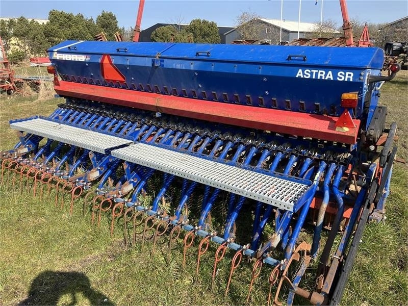 Kuhn HR 4002 Med Fiona Astra SR - Комбајнска семенска дупчалка: слика 3 Kuhn HR 4002 Med Fiona Astra SR - Комбајнска семенска дупчалка: слика 3