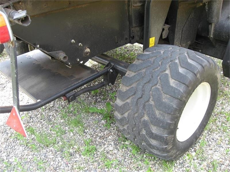 New Holland BR7070 med SUPER FEED - Балирка за тркалезни бали: слика 4 New Holland BR7070 med SUPER FEED - Балирка за тркалезни бали: слика 4