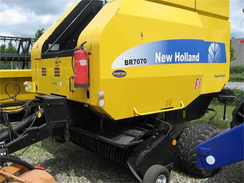 New Holland BR7070 med SUPER FEED - Балирка за тркалезни бали: слика 1 New Holland BR7070 med SUPER FEED - Балирка за тркалезни бали: слика 1