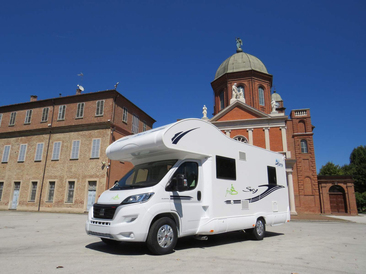 Fiat Ducato RETRACTABLE PLATFORM (300KG CAPACITY) - Алковен кампер: слика 1 Fiat Ducato RETRACTABLE PLATFORM (300KG CAPACITY) - Алковен кампер: слика 1