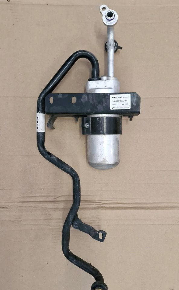 VOLVO FH4 FH5 SKRAPLACZ KLIMATYZACJI - Кондензатор за Камион: слика 1 VOLVO FH4 FH5 SKRAPLACZ KLIMATYZACJI - Кондензатор за Камион: слика 1