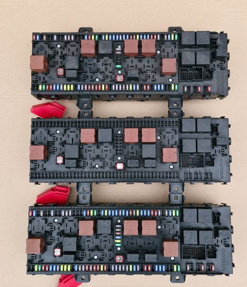 VOLVO FH4 FM4 TABLICA SKRZYNKA BEZPIECZNIKÓW 23006122-P01 22821381-P02 2269999-P03 - Кабина и ентериер: слика 1 VOLVO FH4 FM4 TABLICA SKRZYNKA BEZPIECZNIKÓW 23006122-P01 22821381-P02 2269999-P03 - Кабина и ентериер: слика 1