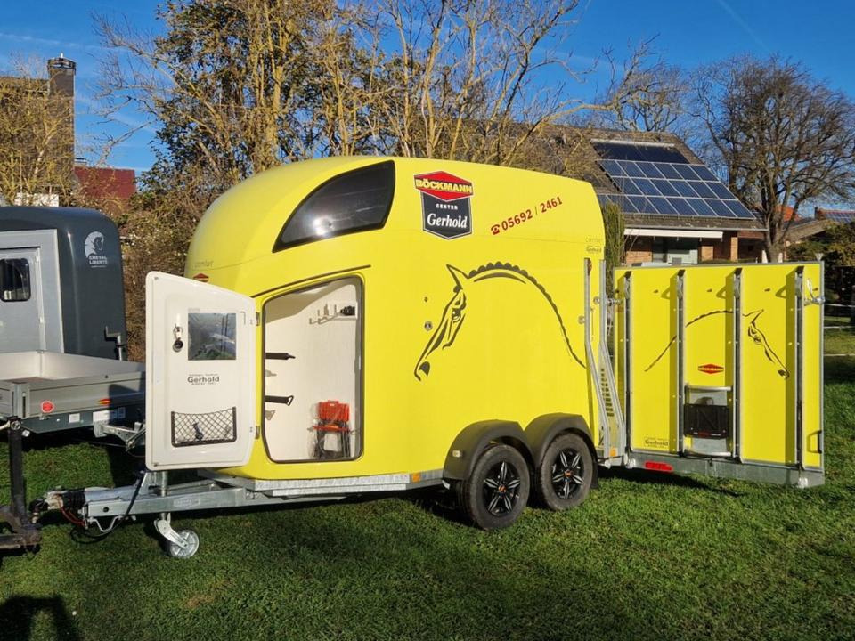 Böckmann Pferdeanhänger Comfort Flügeltür Sattelkammer 100km/h - Приколка за коњи: слика 1 Böckmann Pferdeanhänger Comfort Flügeltür Sattelkammer 100km/h - Приколка за коњи: слика 1