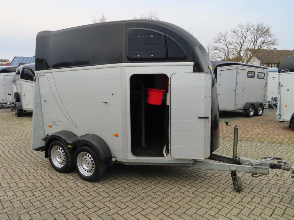 Pferdeanhänger Humbaur, Xanthos Aero, 100 km/h Sattelkammer - Приколка за коњи: слика 1 Pferdeanhänger Humbaur, Xanthos Aero, 100 km/h Sattelkammer - Приколка за коњи: слика 1