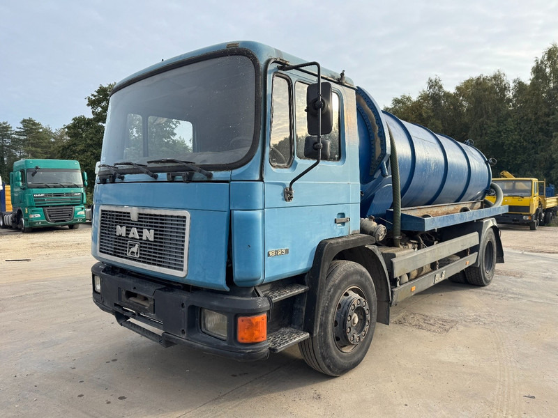 MAN 18.232 (12.000L / STEEL SUSPENSION / 6 CYLINDER WITH MANUAL PUMP) - Вакуумски камион: слика 1 MAN 18.232 (12.000L / STEEL SUSPENSION / 6 CYLINDER WITH MANUAL PUMP) - Вакуумски камион: слика 1