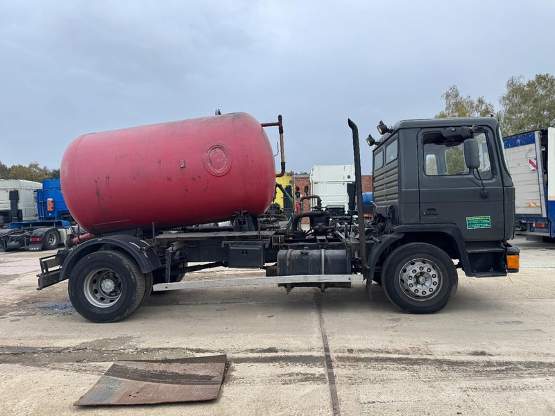 MAN 18.232 (8000 L / 6 CYLINDER WITH MANUAL PUMP / STEEL SUSPENSION) - Вакуумски камион: слика 4 MAN 18.232 (8000 L / 6 CYLINDER WITH MANUAL PUMP / STEEL SUSPENSION) - Вакуумски камион: слика 4