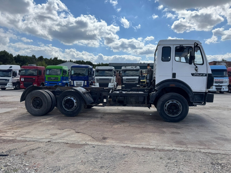 Mercedes-Benz SK 2524 (V6 MOTEUR / POMPE MANUELLE / GRAND PONT / 6X2 / 8 ROUES) - Камион со кабинска шасија: слика 4 Mercedes-Benz SK 2524 (V6 MOTEUR / POMPE MANUELLE / GRAND PONT / 6X2 / 8 ROUES) - Камион со кабинска шасија: слика 4