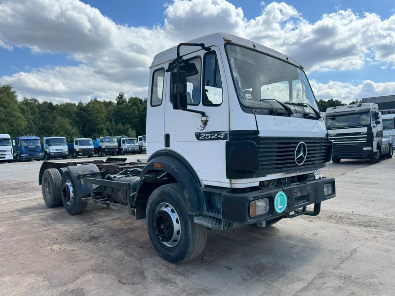Mercedes-Benz SK 2524 (V6 MOTEUR / POMPE MANUELLE / GRAND PONT / 6X2 / 8 ROUES) - Камион со кабинска шасија: слика 3 Mercedes-Benz SK 2524 (V6 MOTEUR / POMPE MANUELLE / GRAND PONT / 6X2 / 8 ROUES) - Камион со кабинска шасија: слика 3
