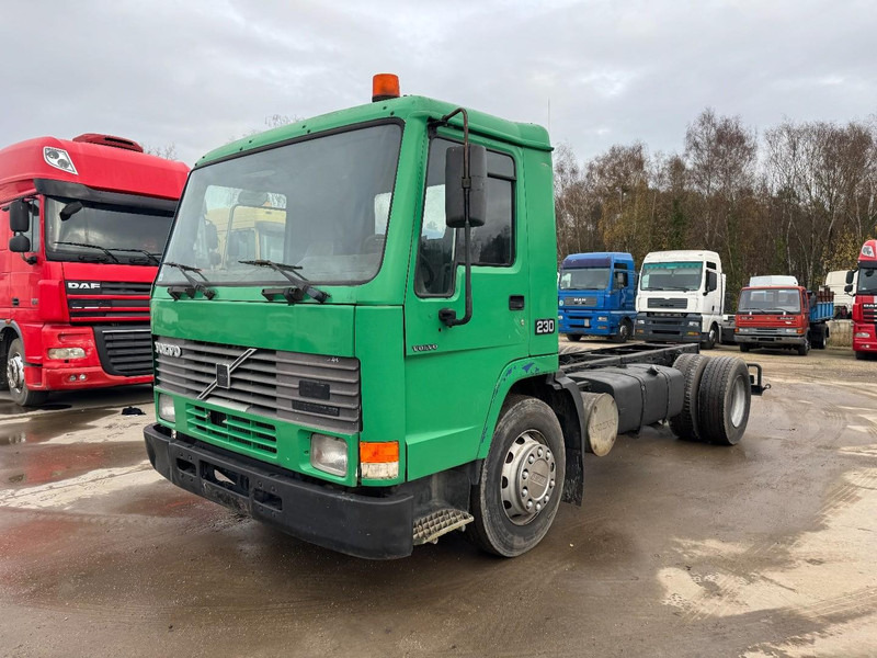 Volvo FL 7 - 230 (MANUAL PUMP & MANUAL GEARBOX / POMPE MANUELLE & BOITE MANUELLE / EURO 2) - Камион со кабинска шасија: слика 1 Volvo FL 7 - 230 (MANUAL PUMP & MANUAL GEARBOX / POMPE MANUELLE & BOITE MANUELLE / EURO 2) - Камион со кабинска шасија: слика 1