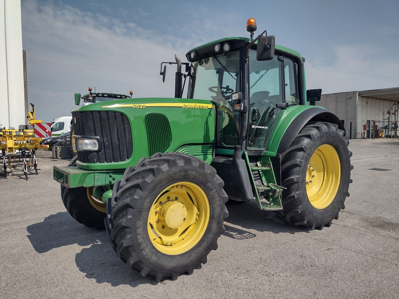JOHN DEERE 6520 PREMIUM - Трактор: слика 1 JOHN DEERE 6520 PREMIUM - Трактор: слика 1
