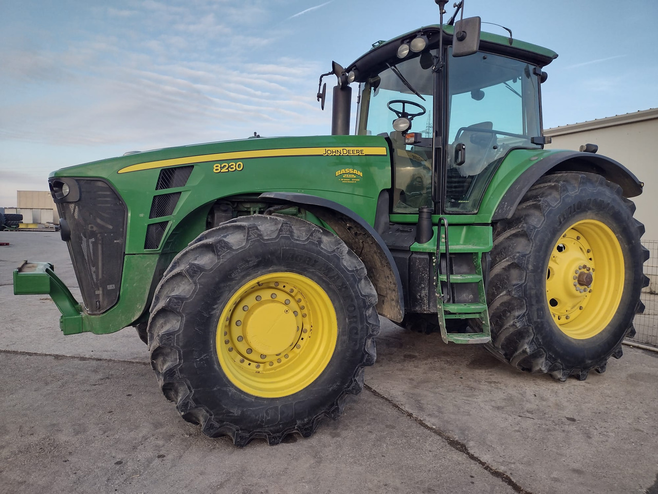 JOHN DEERE 8230 - Трактор: слика 1 JOHN DEERE 8230 - Трактор: слика 1