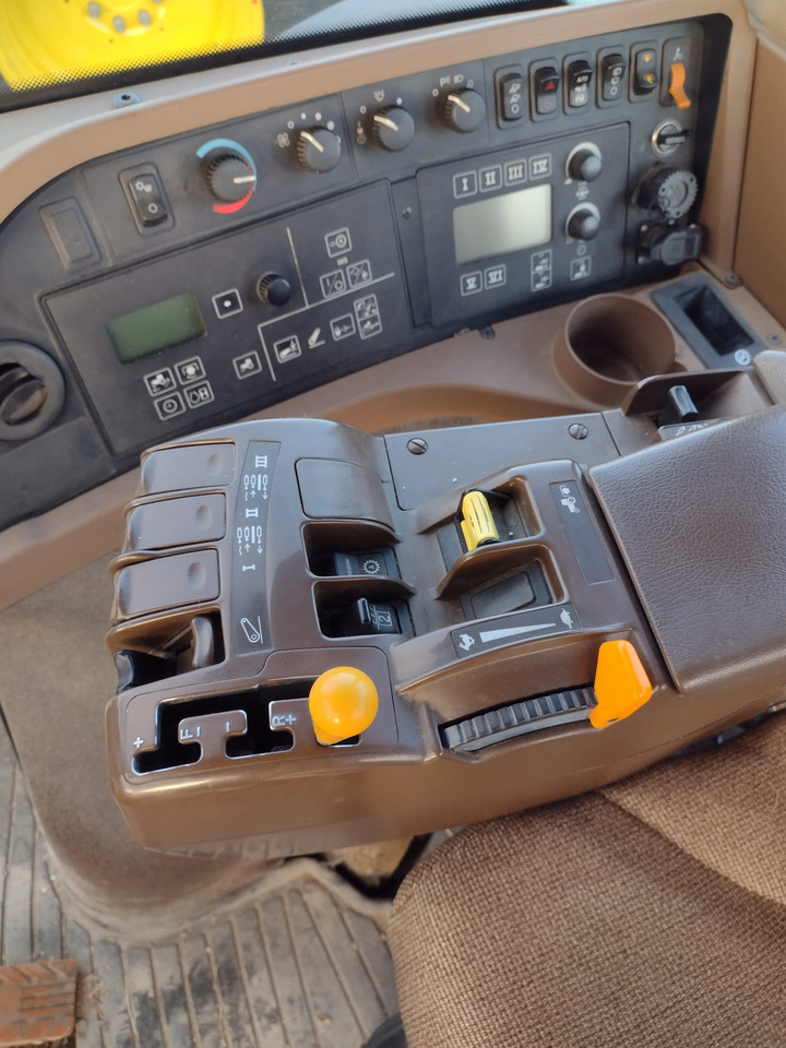 JOHN DEERE 8230 - Трактор: слика 4 JOHN DEERE 8230 - Трактор: слика 4