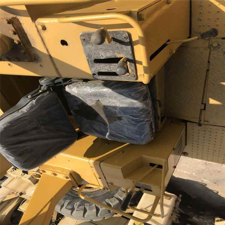 Original D4c Nice Condition Bulldozer , Used D4 Cat Bulldozer , CAT Mini Dozer D4h D5h D5g D6h D6 - Булдожер: слика 3 Original D4c Nice Condition Bulldozer , Used D4 Cat Bulldozer , CAT Mini Dozer D4h D5h D5g D6h D6 - Булдожер: слика 3