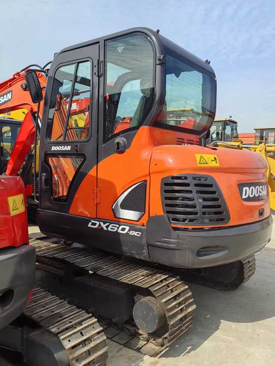 Used Digger DOOSAN DX60 Construction Machinery Construction Digger Used DOOSAN DX60 Cheap Excavator - Багер гасеничар: слика 2 Used Digger DOOSAN DX60 Construction Machinery Construction Digger Used DOOSAN DX60 Cheap Excavator - Багер гасеничар: слика 2