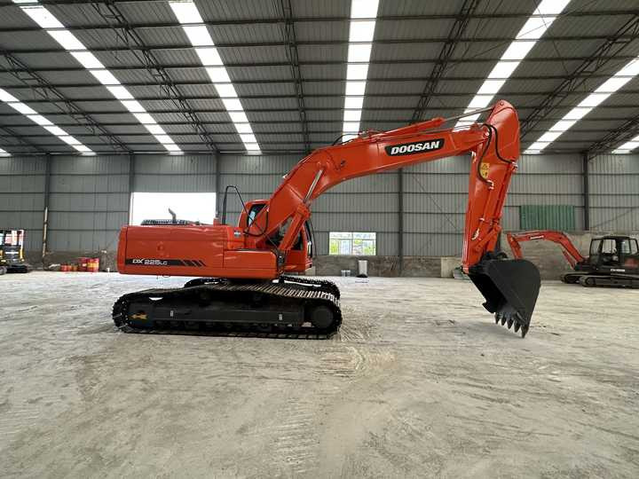Used Digger Doosan DX225LC-9T Construction Machinery Construction Digger Used Doosan DX225LC-9T Cheap Excavator - Багер гасеничар: слика 4 Used Digger Doosan DX225LC-9T Construction Machinery Construction Digger Used Doosan DX225LC-9T Cheap Excavator - Багер гасеничар: слика 4