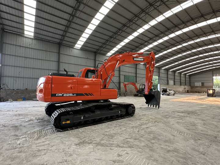 Used Digger Doosan DX225LC-9T Construction Machinery Construction Digger Used Doosan DX225LC-9T Cheap Excavator - Багер гасеничар: слика 5 Used Digger Doosan DX225LC-9T Construction Machinery Construction Digger Used Doosan DX225LC-9T Cheap Excavator - Багер гасеничар: слика 5